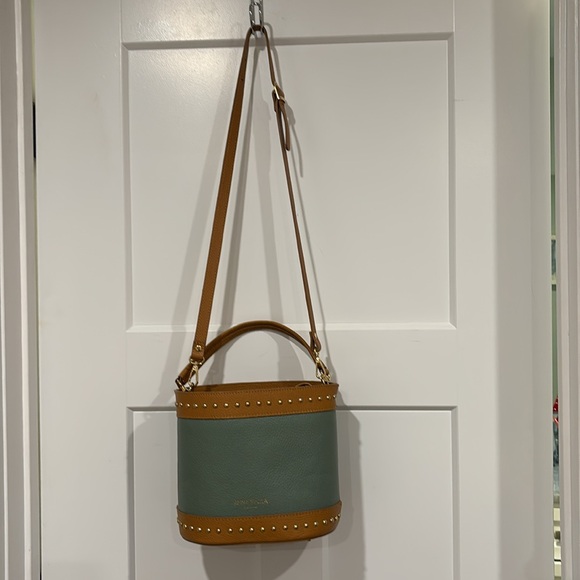 Anna Paola Bucket/crossbody bag EUC no call outs Tan and Green w/gold hardware - Picture 2 of 6